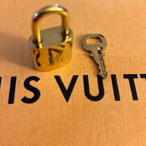 No 307  Padlock with one key - Picture 1 of 5